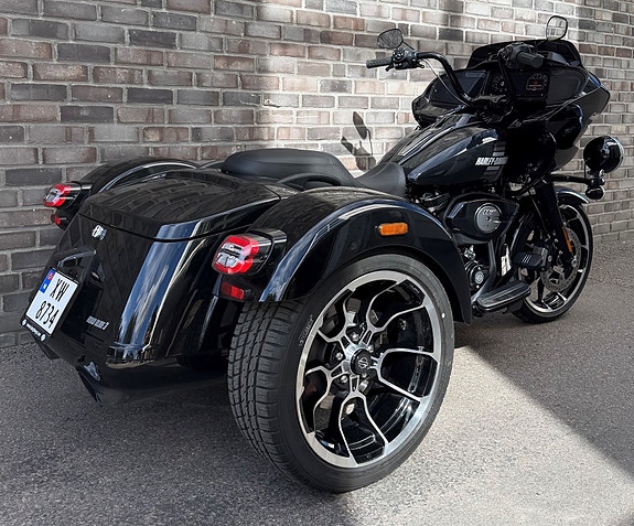 Harley-Davidson Road Glide 3 3 of 17