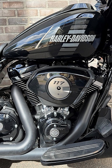 Harley-Davidson Road Glide 3 11 of 17