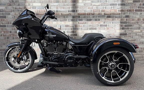 Harley-Davidson Road Glide 3 12 of 17