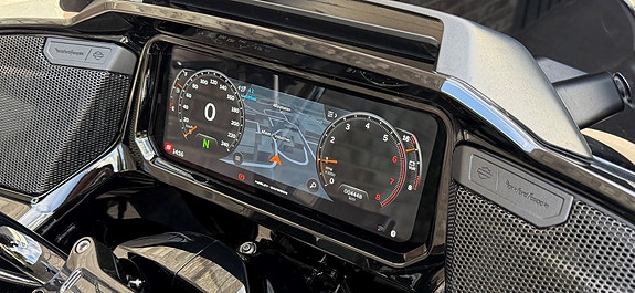 Harley-Davidson Road Glide 3 9 of 17