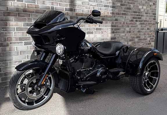 Harley-Davidson Road Glide 3 13 of 17