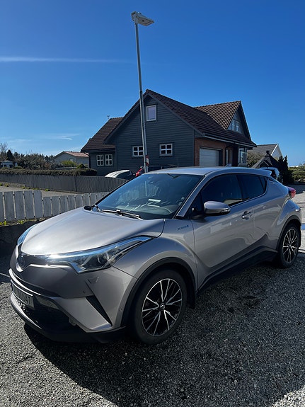 Toyota C-HR 3 of 15