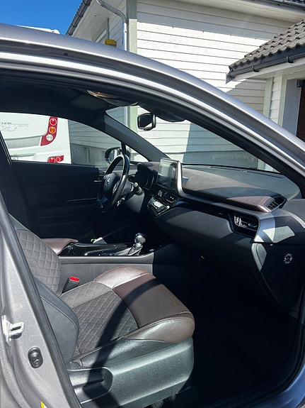 Toyota C-HR 11 of 15