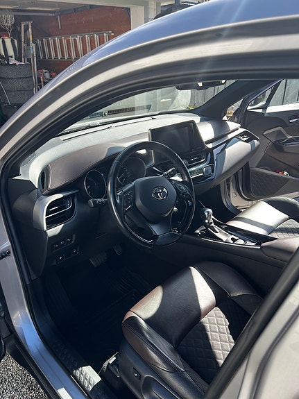 Toyota C-HR 10 of 15