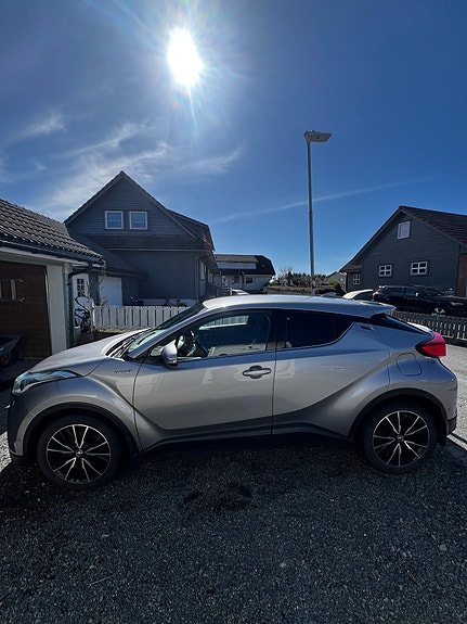 Toyota C-HR 2 of 15