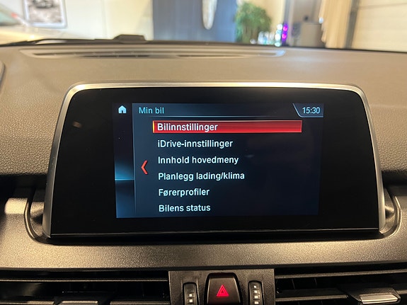 BMW 225xe 22 of 30
