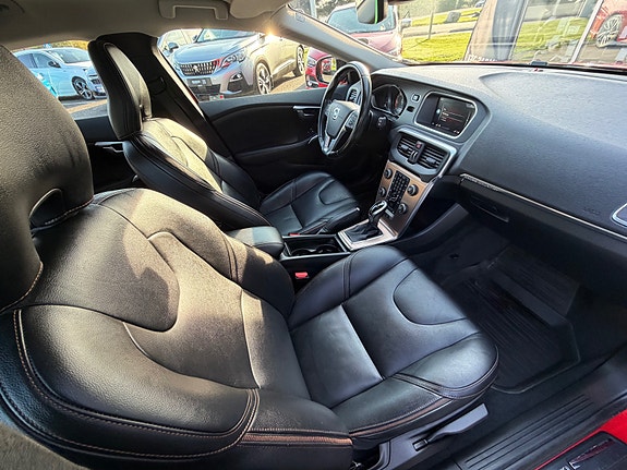 Volvo V40 Cross Country 14 of 23