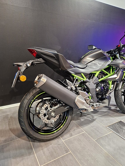 Kawasaki Z 125 4 of 11