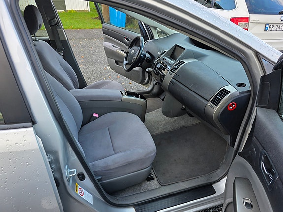 Toyota Prius 10 of 15