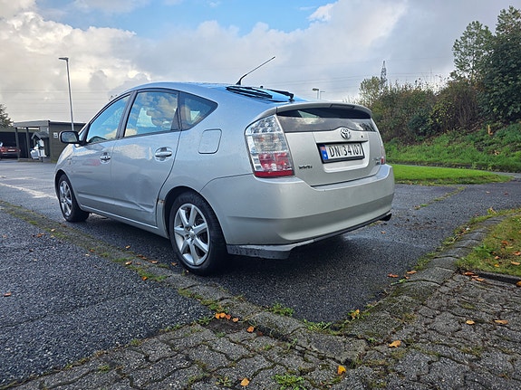 Toyota Prius 4 of 15