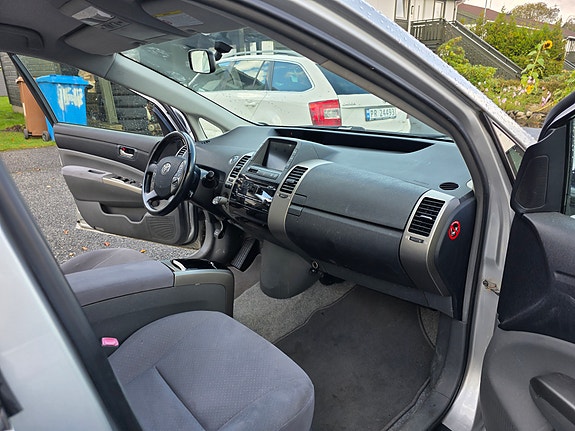 Toyota Prius 7 of 15