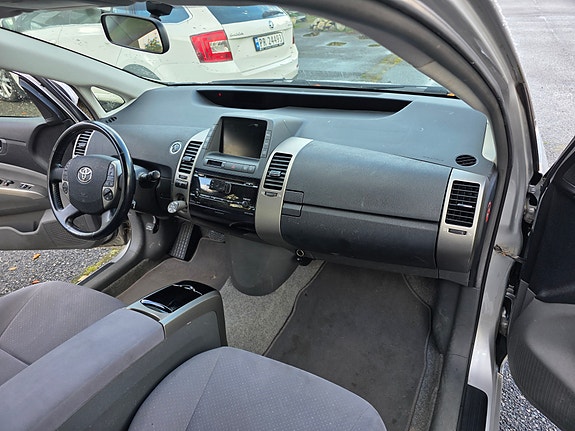 Toyota Prius 8 of 15