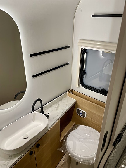 Adria ADORA 572 UT 2026 – EKSKLUSIV KOMFORT MED ENKELTSENGER OG ALDE VARME 11 of 18
