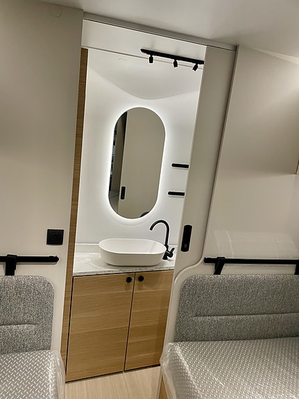Adria ADORA 572 UT 2026 – EKSKLUSIV KOMFORT MED ENKELTSENGER OG ALDE VARME 10 of 18