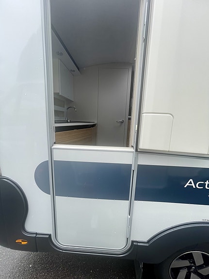 Adria ACTION 361 LH 2022 – STRØKEN VOGN MED MOVER OG LITHIUM! 3 of 25