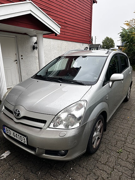 Toyota Corolla Verso 2 of 14