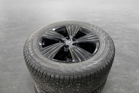 Lexus RZ450e 24 of 25