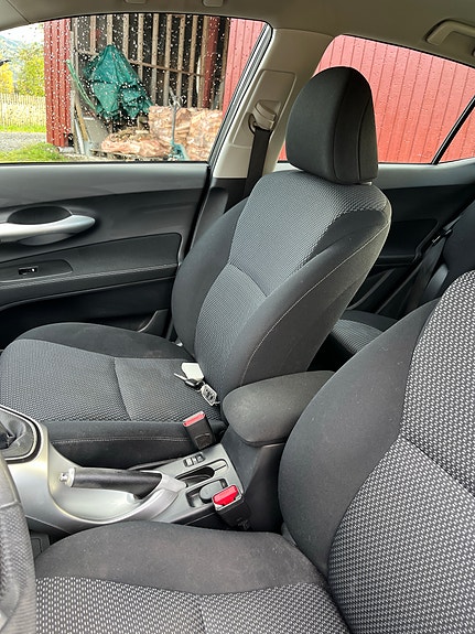 Toyota Auris 8 of 20
