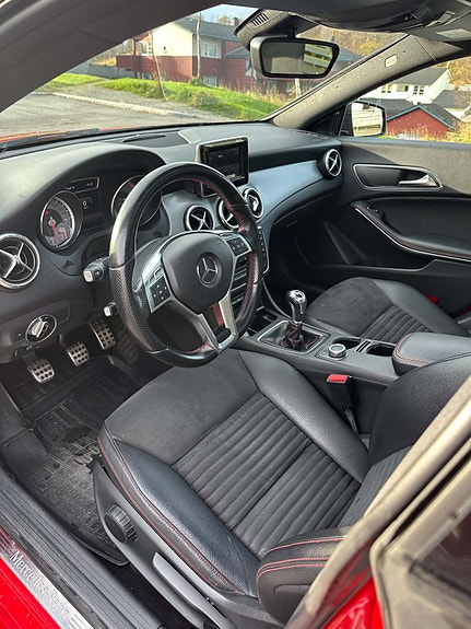 Mercedes-Benz CLA180 9 of 11
