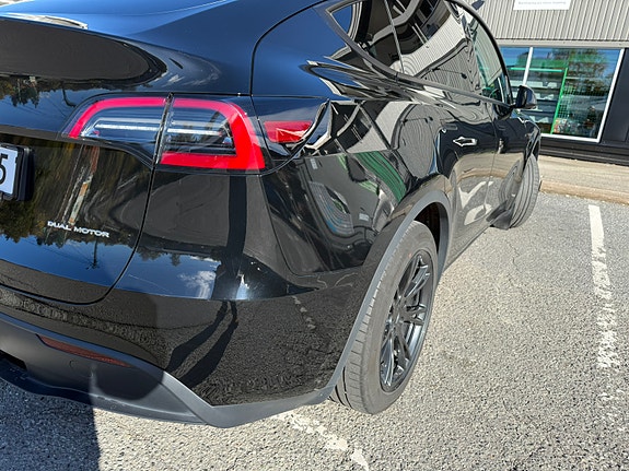 Tesla Model Y 5 of 30