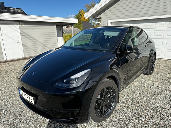 Tesla Model Y 21 of 30