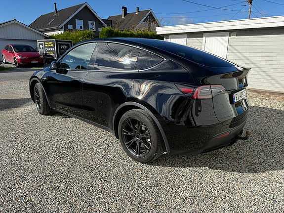 Tesla Model Y 23 of 30