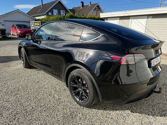 Tesla Model Y 7 of 30