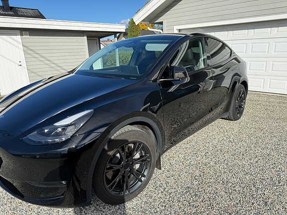 Tesla Model Y 3 of 30