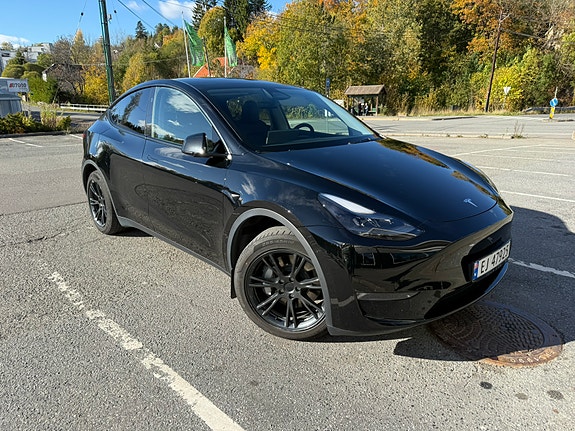 Tesla Model Y 4 of 30