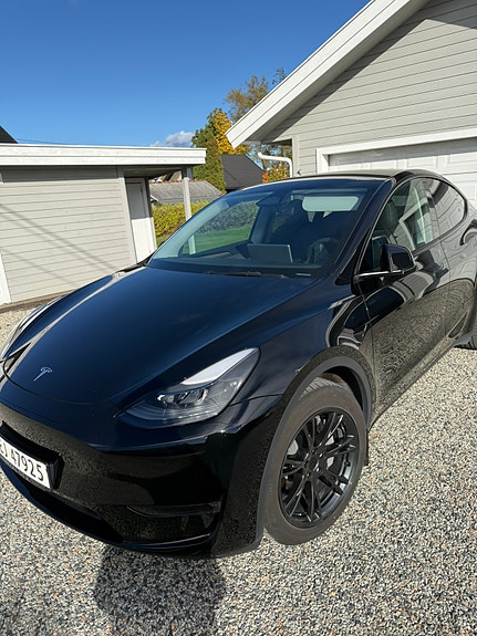 Tesla Model Y 24 of 30