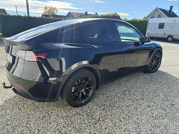 Tesla Model Y 9 of 30