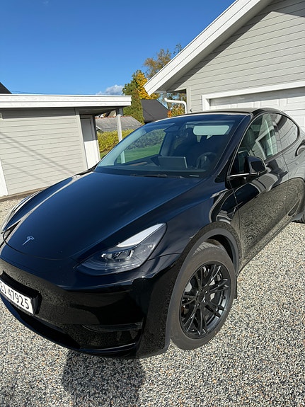 Tesla Model Y 22 of 30