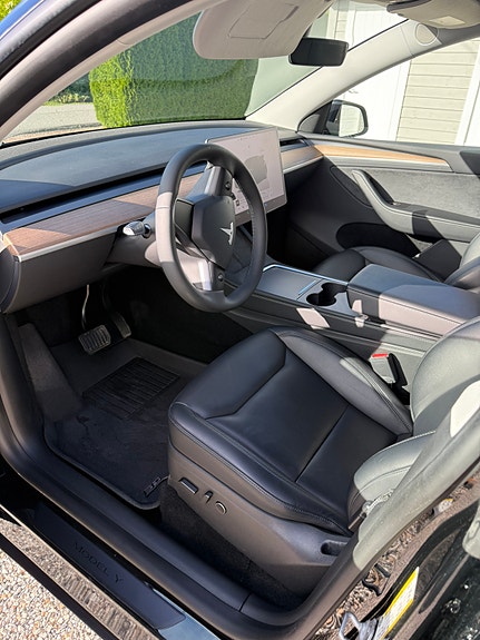 Tesla Model Y 14 of 30