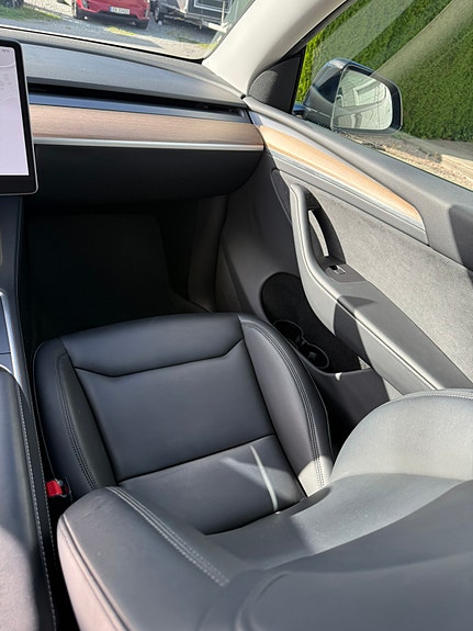 Tesla Model Y 17 of 30
