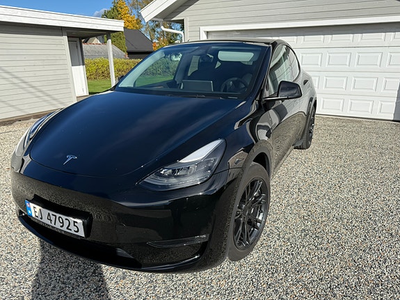 Tesla Model Y 18 of 30