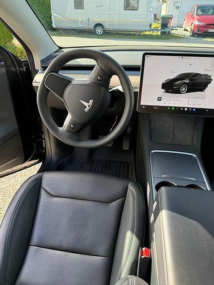 Tesla Model Y 15 of 30