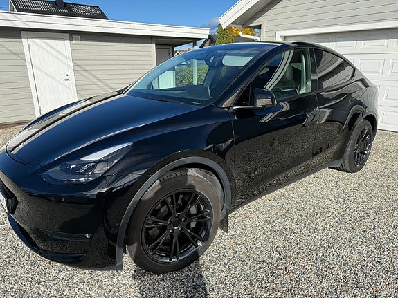 Tesla Model Y 11 of 30