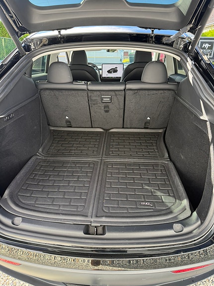 Tesla Model Y 26 of 30