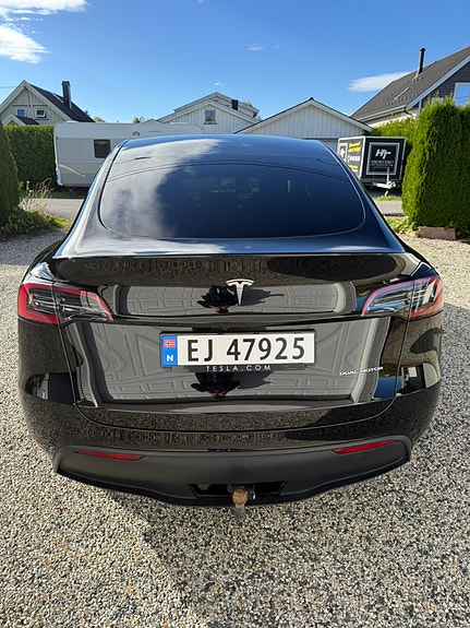 Tesla Model Y 8 of 30