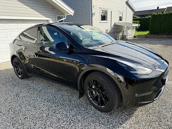 Tesla Model Y 10 of 30
