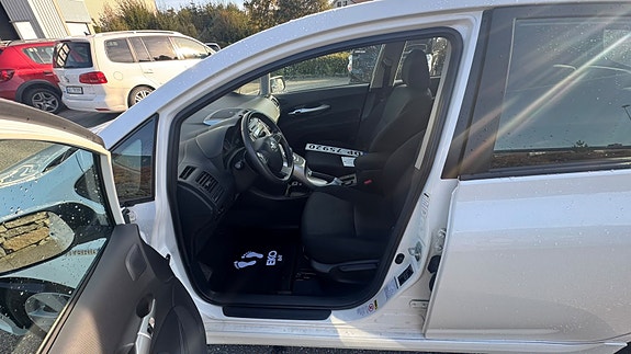 Toyota Auris 10 of 29