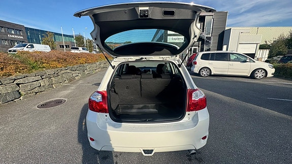 Toyota Auris 8 of 29