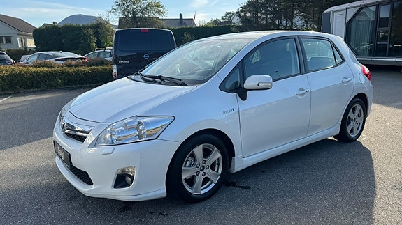 Toyota Auris 2 of 29
