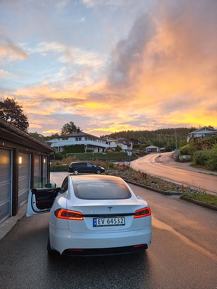 Tesla Model S 2 of 26