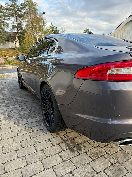 Jaguar XF 18 of 30