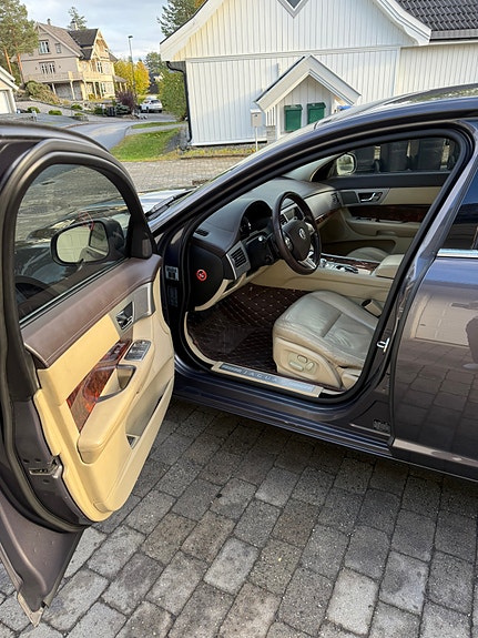 Jaguar XF 19 of 30