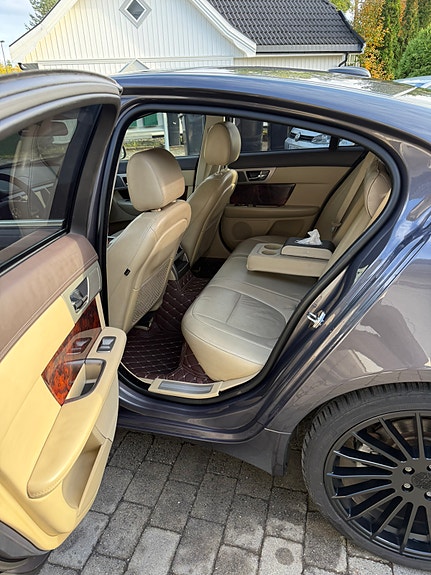Jaguar XF 25 of 30