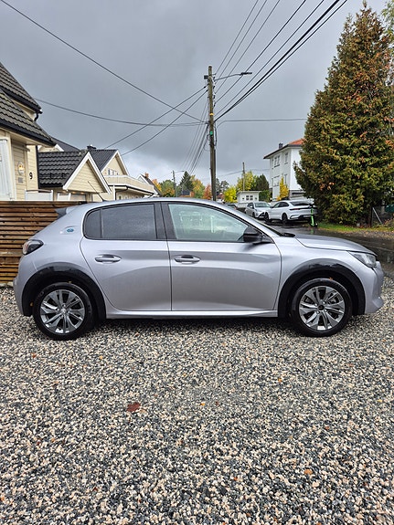 Peugeot 208 3 of 16