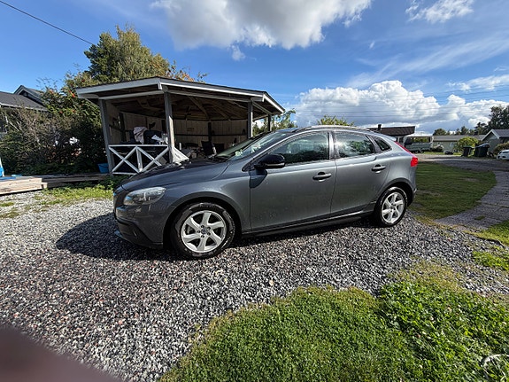 Volvo V40 Cross Country 2 of 10