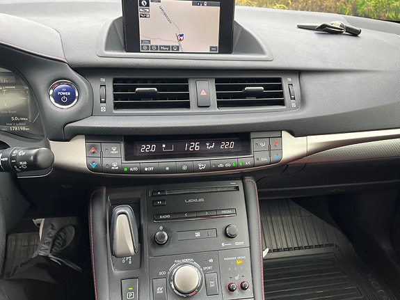 Lexus CT200h 25 of 30